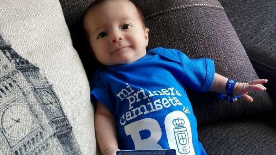 Gael Baizán posa con la camiseta y el carné.