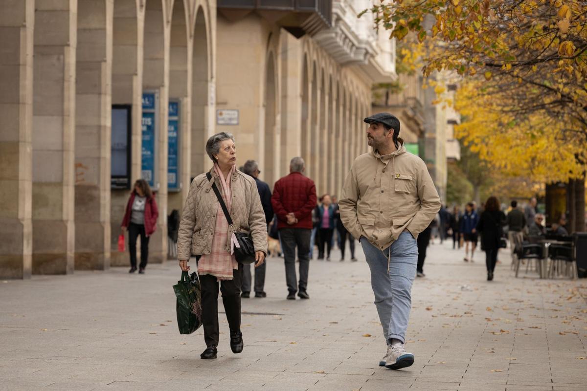 Dos aragoneses pasean por el paseo Independencia de Zaragoza.