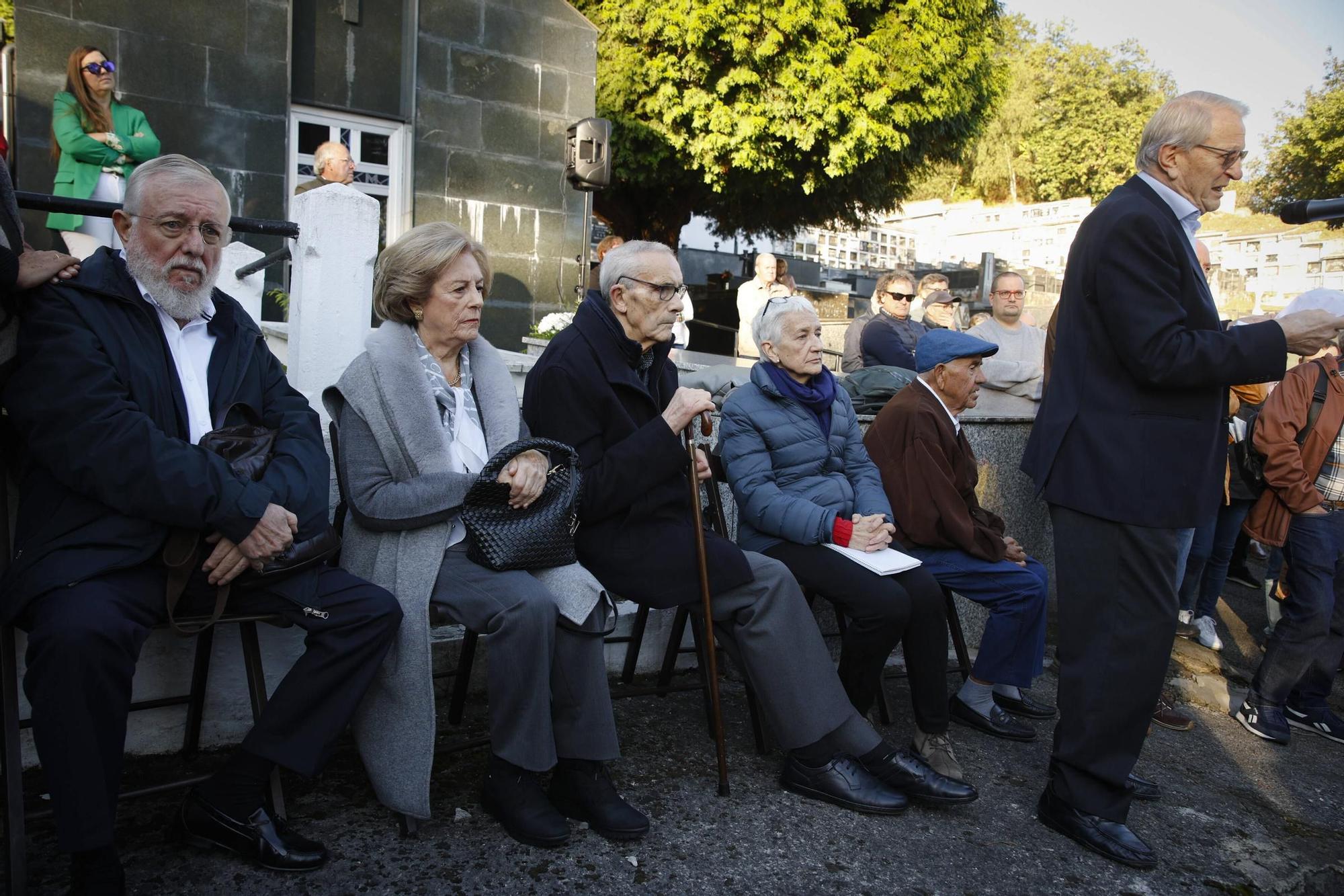 EN IMÁGENES: La inhumación de los restos de José Barreiro en Langreo