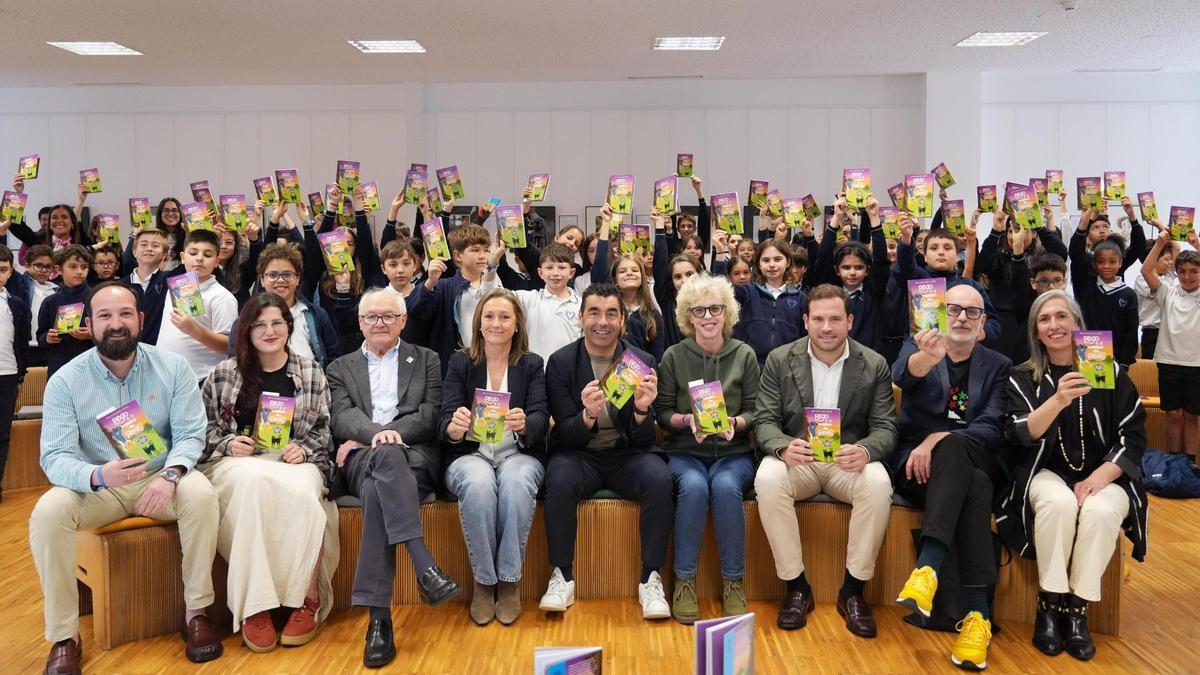 Luis López, con Sánchez, Curbela, Marcos Calveiro, Albe Stilton e a irmá de Begoña Caamaño e o alumnado do colexio vigués Amor de Dios.