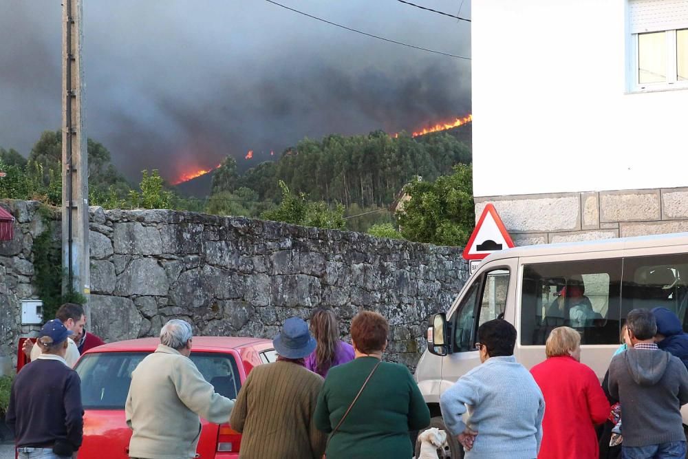 Más de 120 hectáreas arrasadas en el incendio forestal de Mondariz.