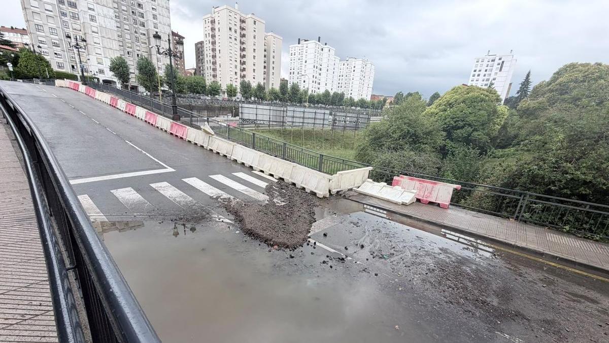 Las fuertes lluvias obligan a cerrar el puente de la calle Melchor Garcia Sampedro de Oviedo