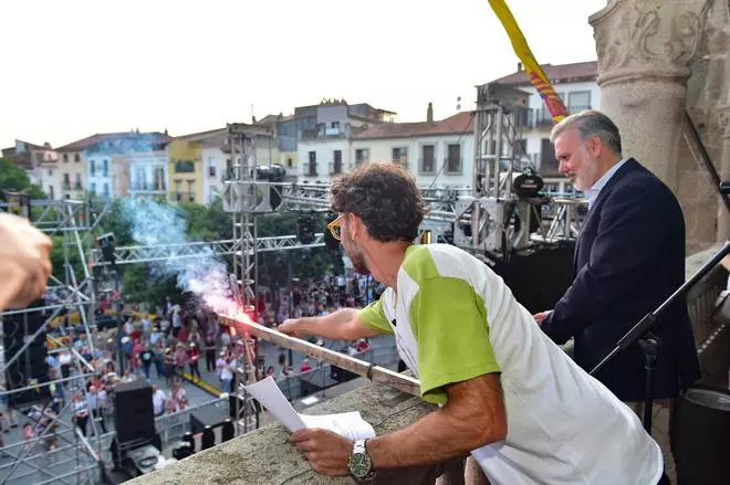Fotogalería | El artista Brea ofrece el pregón de las fiestas de Plasencia