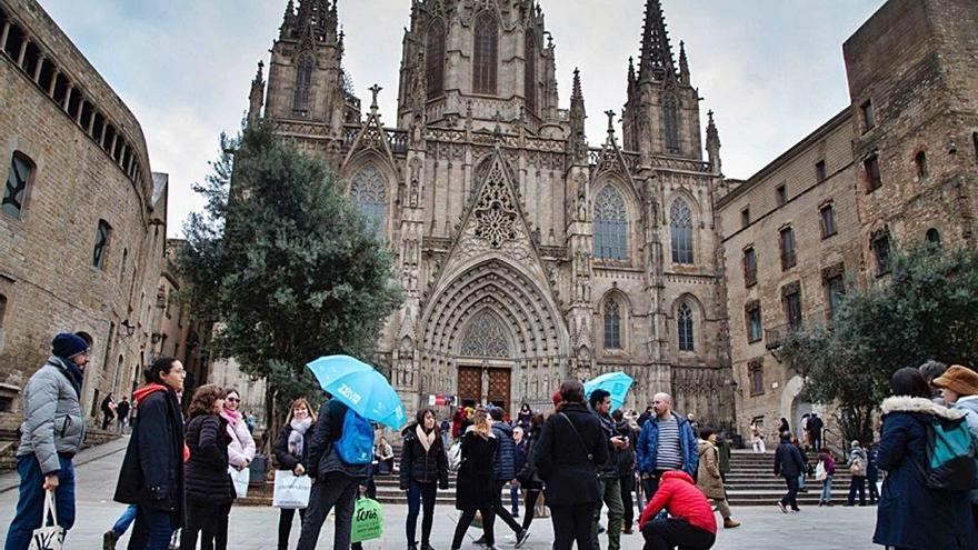 Guies turístics oferint «free tours» a Barcelona.