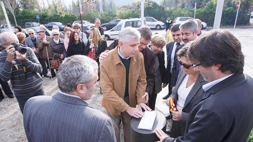 Representants de l&#039;ONCE, de l&#039;Ajuntament i veïns, ahir, a la plaça.