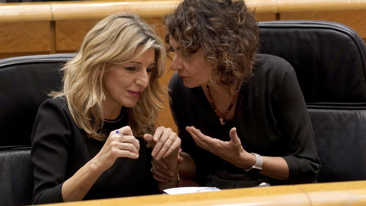 La vicepresidenta primera, María Jesús Montero, y la vicepresidenta segunda, Yolanda Díaz, conversan durante el debate de convalidación de los decretos.