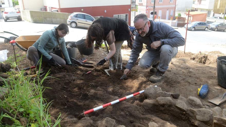 Un grupo de arqueólogos trabajando en la zona en la que aparecieron los restos del primer vilanovés en Cálago.
