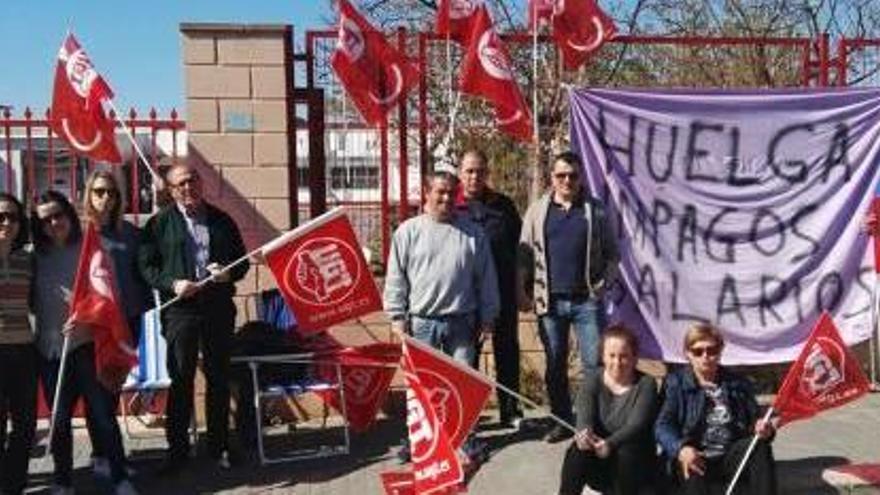 Un grupo de trabajadores concentrados durante la protesta.