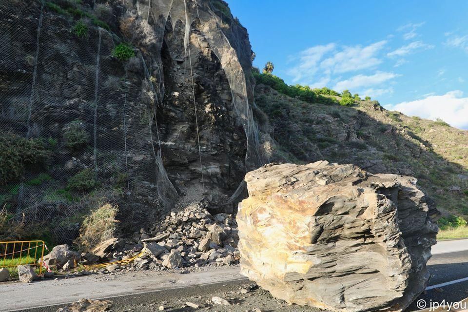 El desprendimiento de una roca de grandes dimensiones, como consecuencia de las intensas precipitaciones que ha registrado Torrox durante las últimas 48 horas ha cortado el tráfico por carretera
