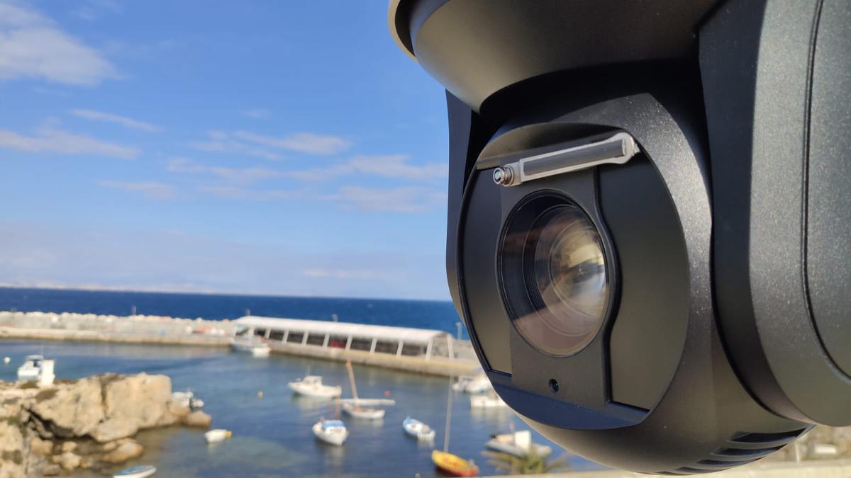 Cámara para vigilar el aforo en la playa del Postiguet dentro de uno de los proyectos de Aguas