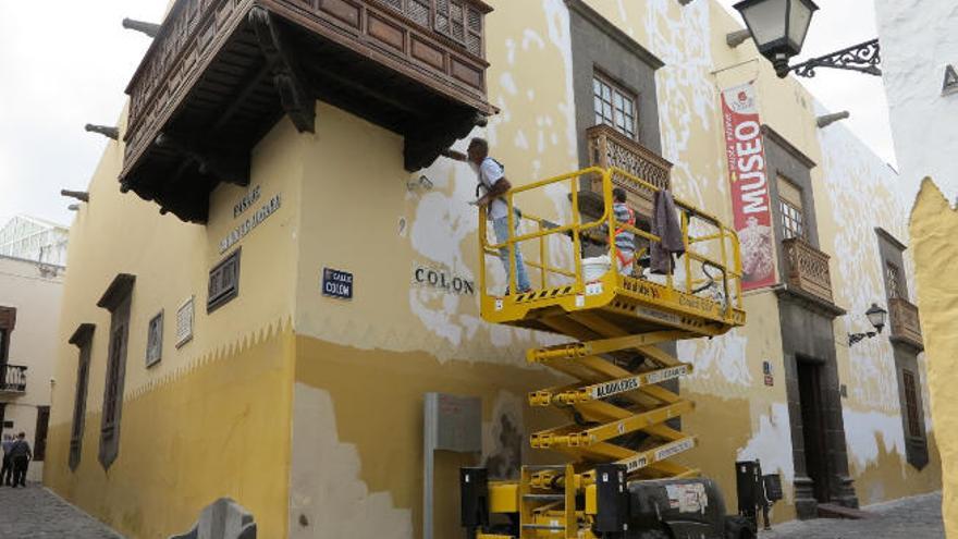 La Casa de  Colón recibe una mano de pintura en su fachada