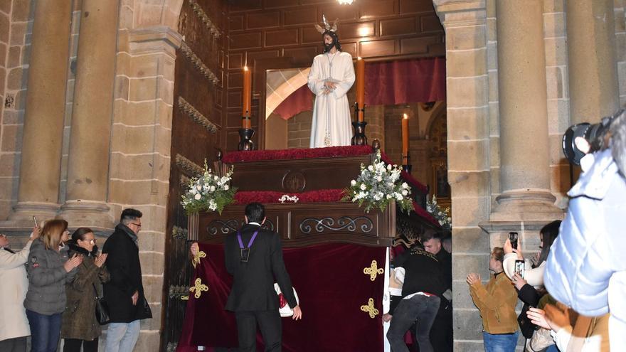 Cientos de villanovenses arropan al Cautivo en la fría noche de Martes Santo