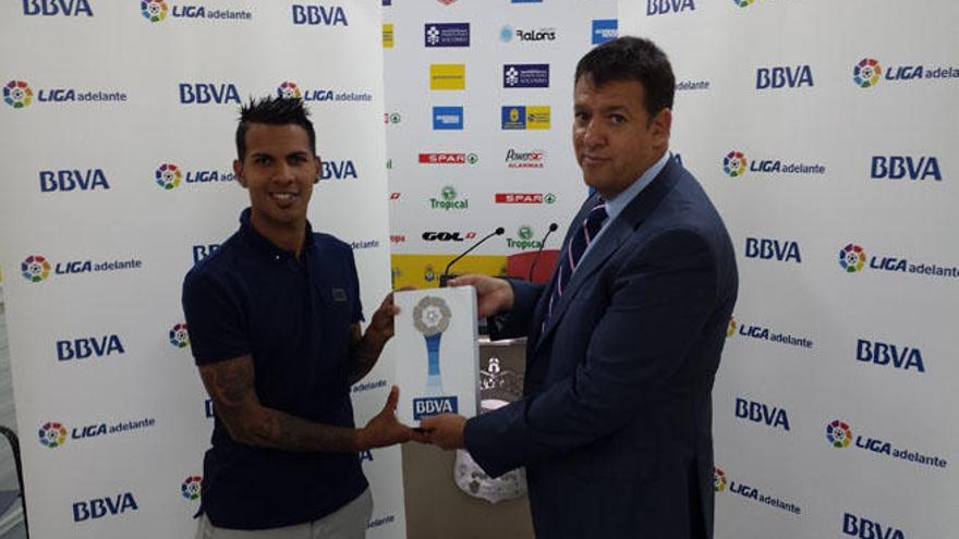 Jonathan Viera recibe el trofeo de manos de Javier Casado, de BBVA.