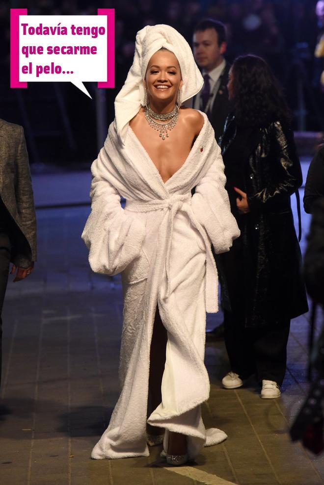 Rita Ora llegando en albornoz a los MTV EMA