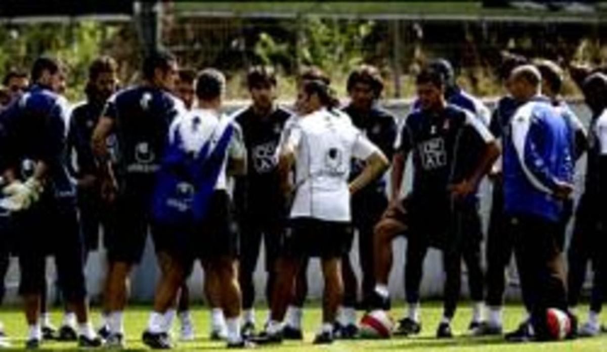 Valverde xerra amb els seus jugadors en l’última sessió de la temporada, ahir a Sant Adrià. Valverde xerra amb els seus jugadors en l’última sessió de la temporada, ahir a Sant Adrià.
