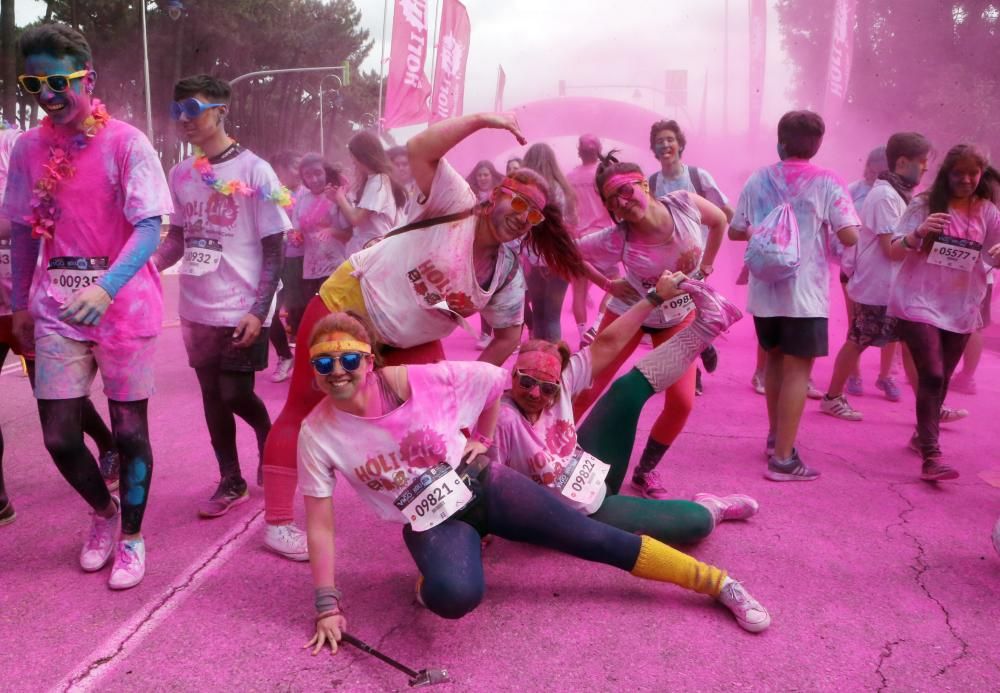 Miles de "corredores" participan en una nueva edición de la Holi Run en Vigo