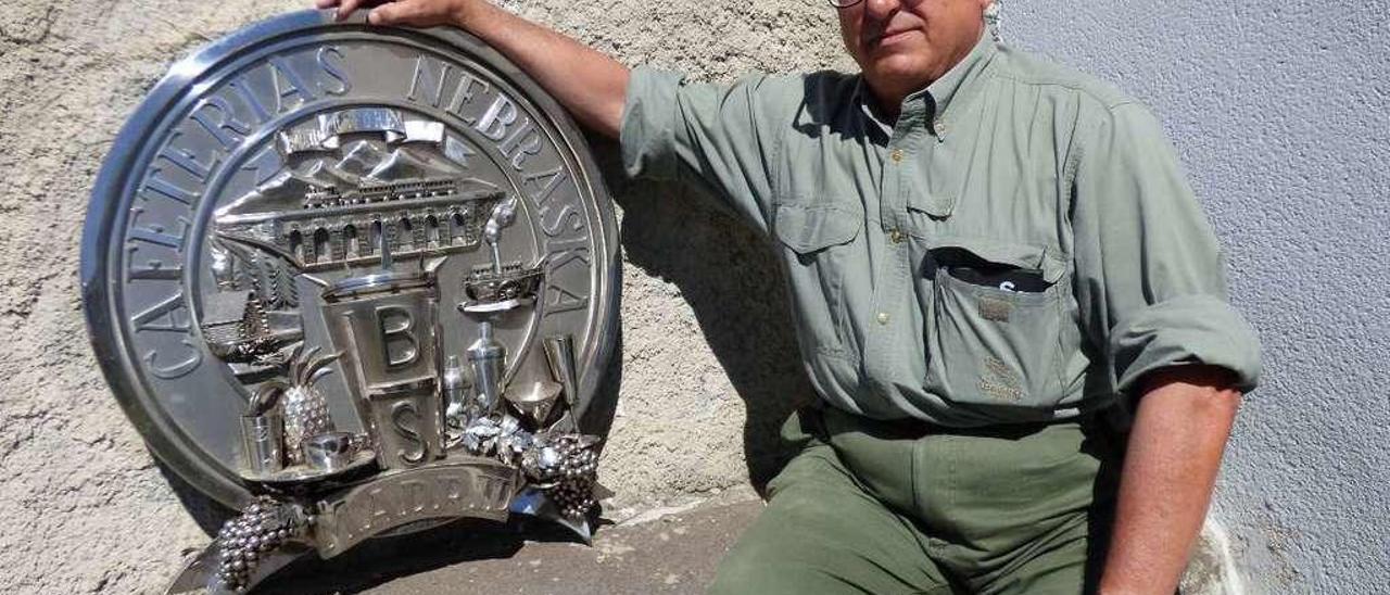 José Ramón Blanco, con el escudo de la cafetería, en su casa de Leitariegos.