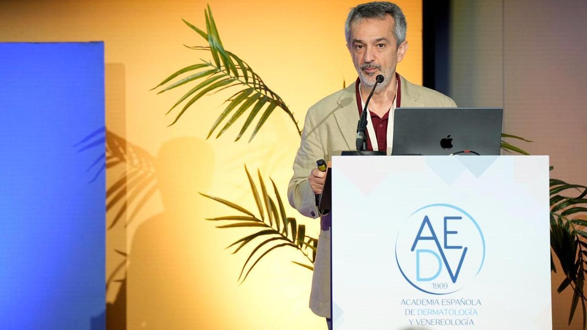Eduardo Nagore, durante su intervención en el 53º Congreso de la AEDV, que se celebra hasta hoy en Maspalomas (Gran Canaria).