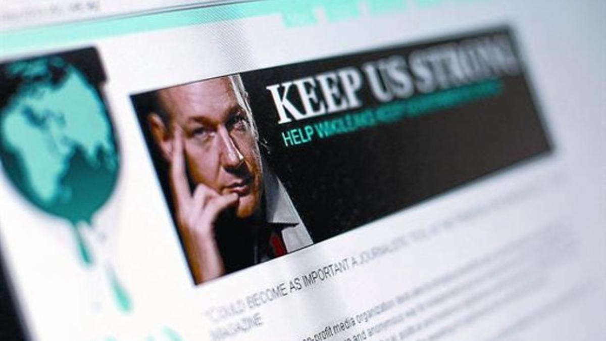 Imagen del portal Wikileaks con la fotografía de Julian Assange; abajo, la foto del fundador de la web difundida ayer por Interpol.