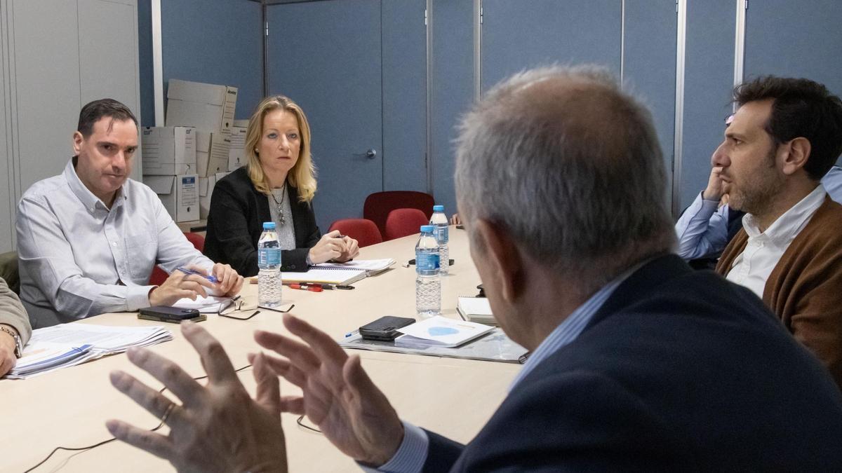 Garrido y Bartual, con técnicos de la CHJ