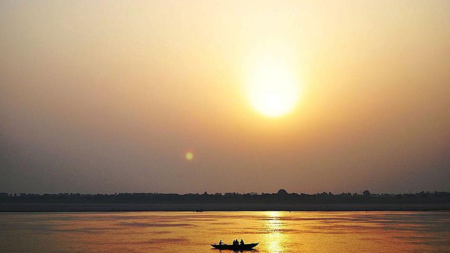 Nacimiento del sol en el Ganges. Varanasi. Foto de J. M. Pérez-Muelas Alcázar