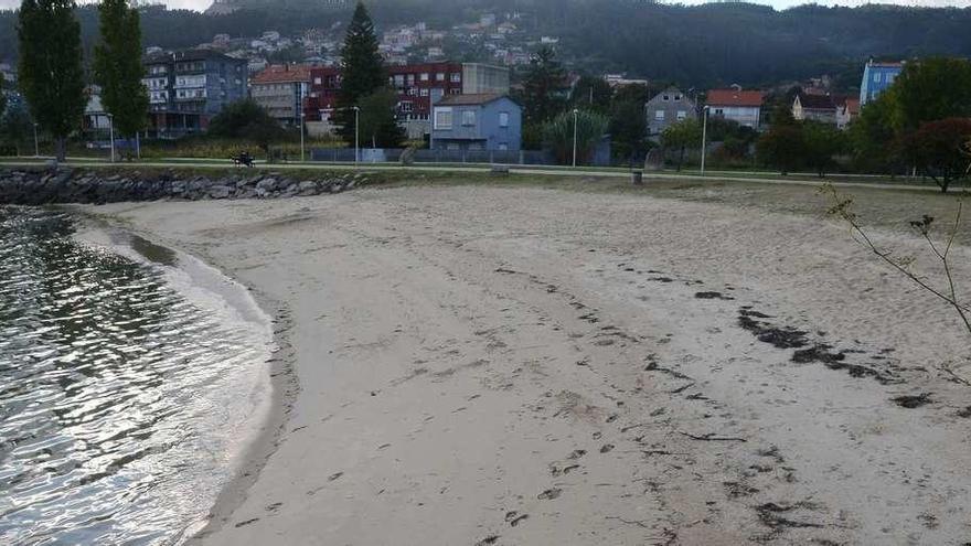 Una vista de la playa de Sobreira, en Domaio, que ya ha conseguido la calificación de suficiente en cuanto a calidad del agua. // Gonzalo N.