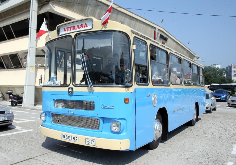 Vitrasa celebra su 50 aniversario con un recorrido por la ciudad en un autobús del año 1968 de color azul.