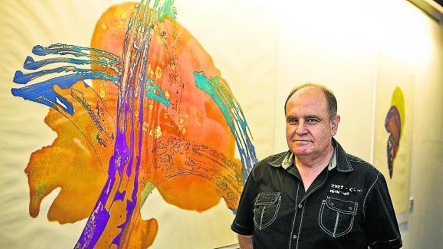 El profesor José Fuentes, en la exposición de la Casa Bardín.