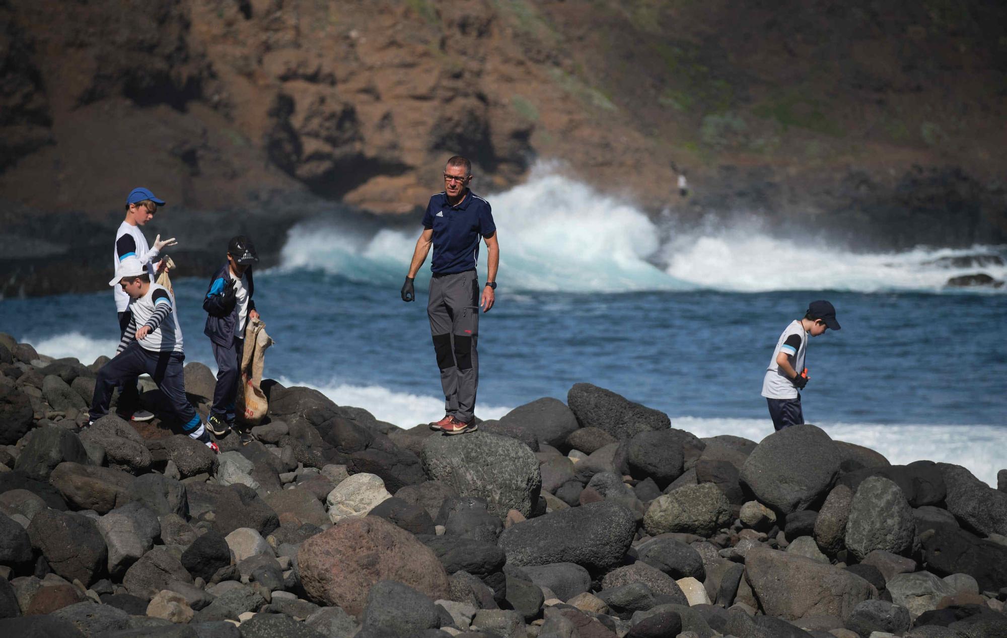 Limpieza de la playa Los Troches, en Punta del Hidalgo