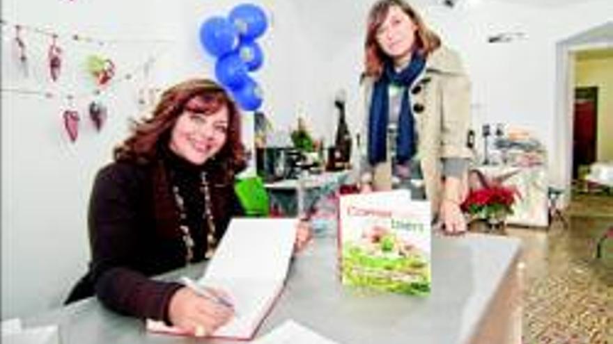 Paola Santoni firma libros para ayudar al Club Rotary