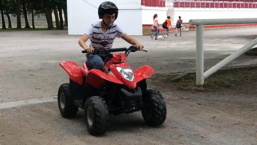 Un joven maneja el quad en el complejo deportivo de Las Mestas.