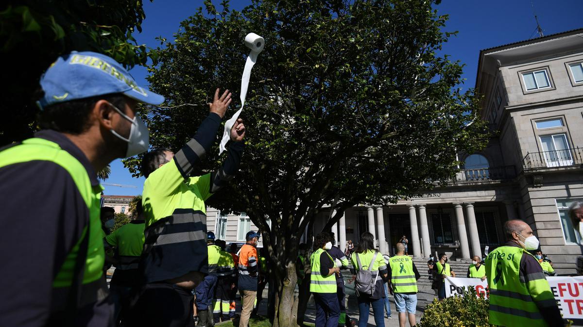 Trabajadores de Ence y auxiliares cortan el tráfico en los accesos a Pontevedra