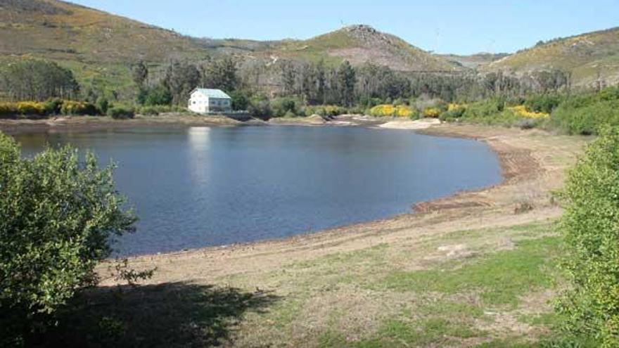 La imagen que ofrece el embalse de Castroagudín no parece la misma que hace un mes.