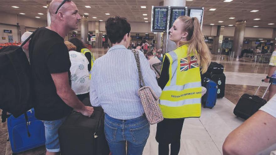 Turistas británicos afectados por el cierre de Thomas Cook esperan en el aeropuerto Tenerife Norte para volver al Reino Unido, el pasado 26 de septiembre.