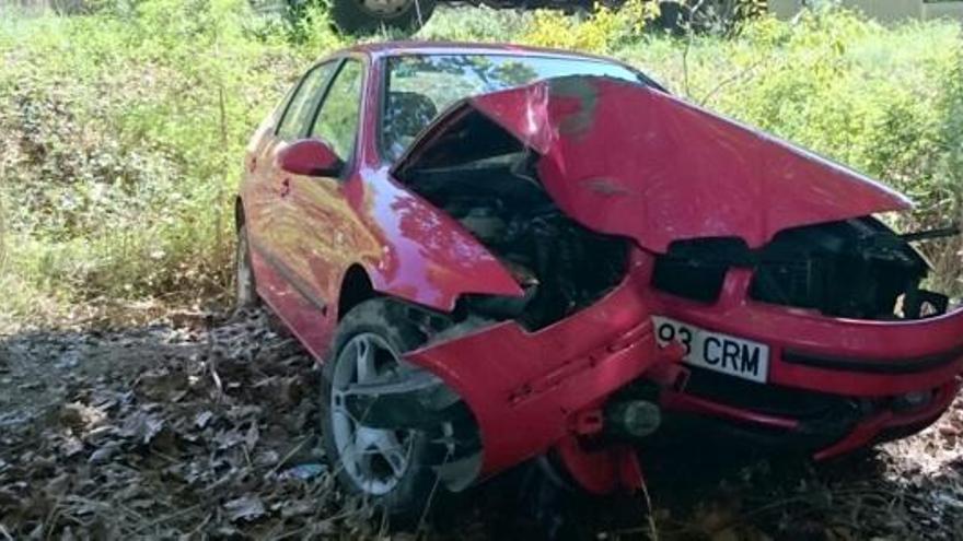 Un cotxe pateix un accident a Sant Jordi Desvalls