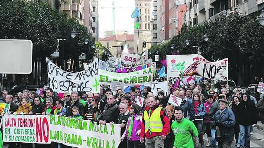 Una de las manifestaciones celebradas en León en contra de la línea Sama-Velilla.