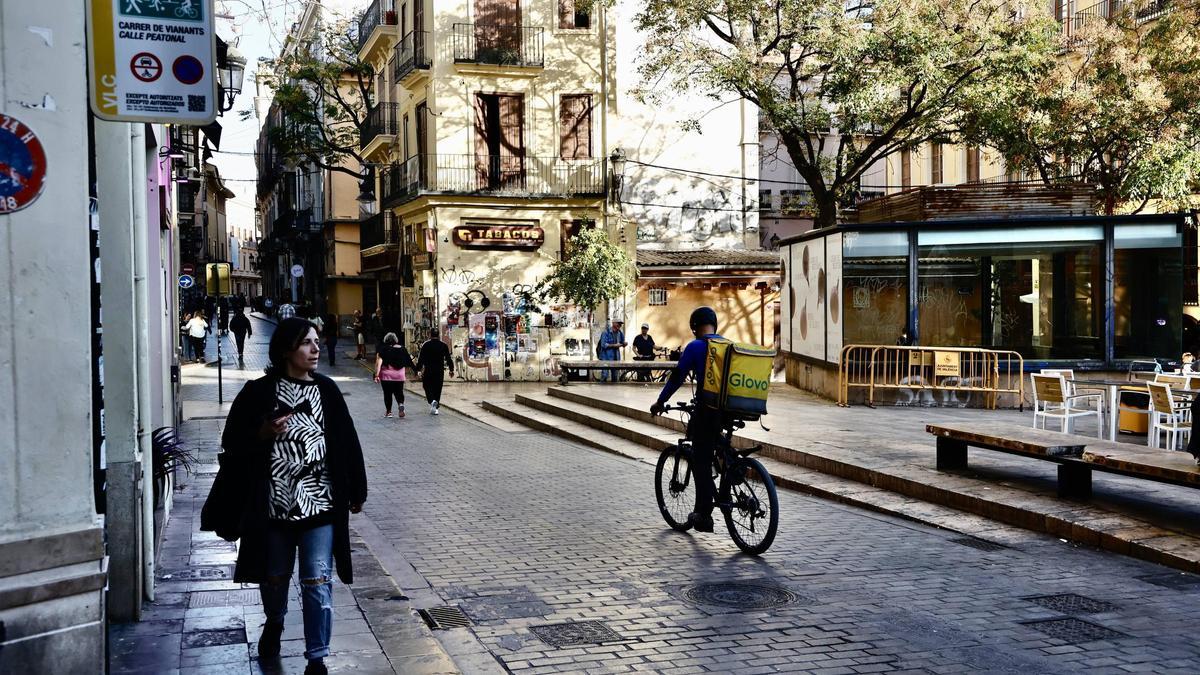 Acceso peatonal a la plaça del Tossal por la calle Caballeros.