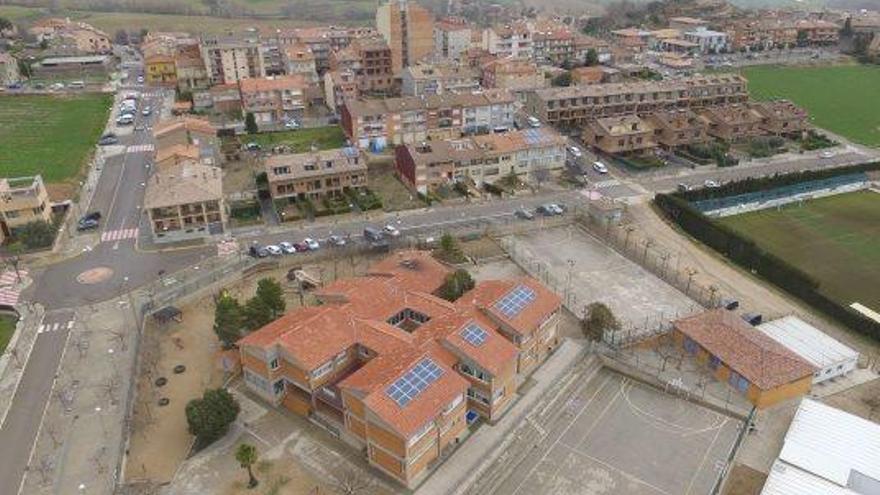 Plaques solars a la teulada de l&#039;escola municipal d&#039;Avià