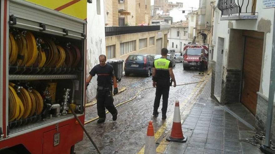 Un coche con cuatro jóvenes se estrella en una calle de Segorbe