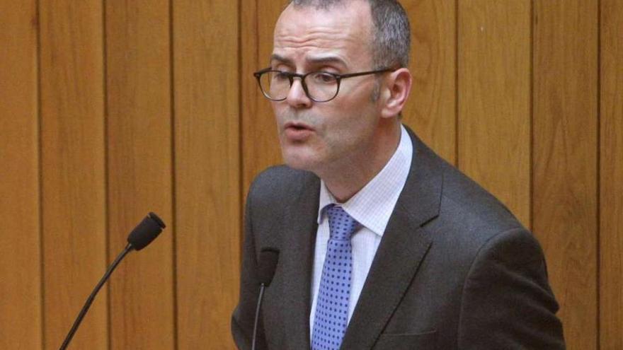 El conselleiro Jesús Vázquez durante una intervención en el Parlamento. xoán álvarez