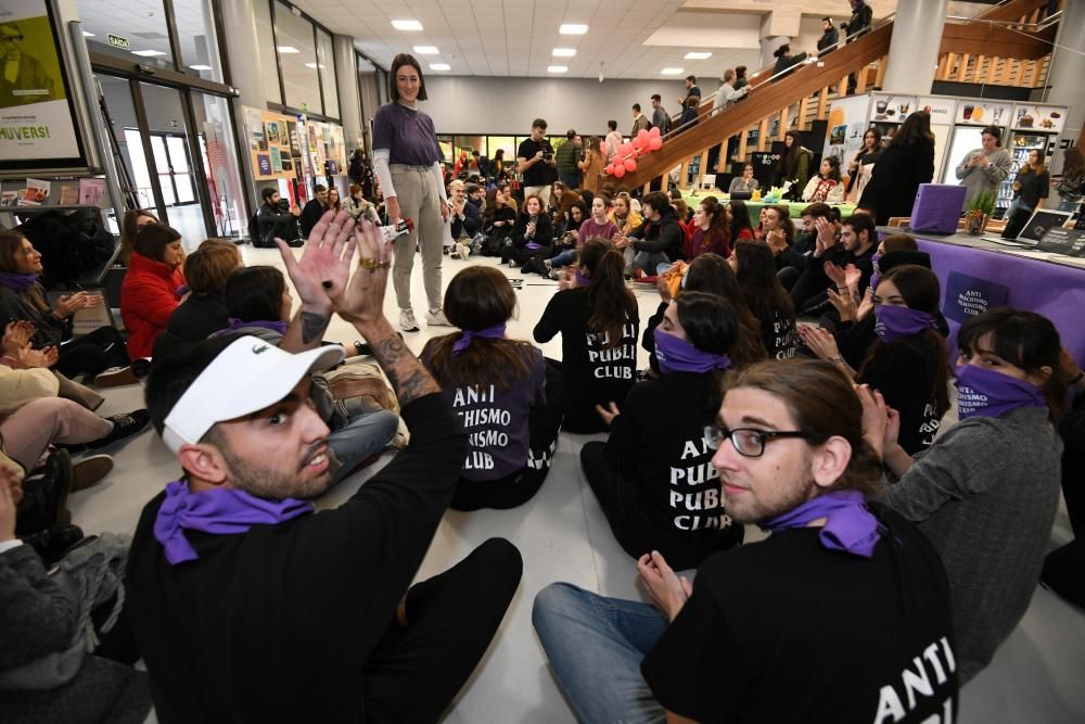 Sentada y performance feministas en el campus de Pontevedra