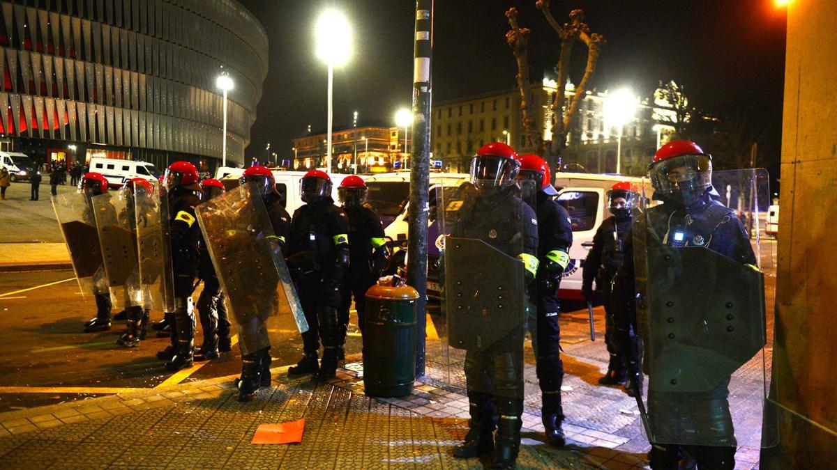 Unos agentes de la Ertzaintza hacen guardia en los aledaños de San Mamés.