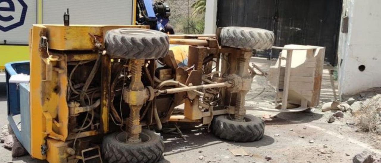 Vuelco de un tractor en un accidente laboral en Gran Canaria. |