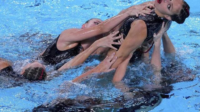 L’equip espanyol de natació artística durant la final de la rutina acrobàtica, ahir a París. | FRANCO ARLAND / EFE / EPA