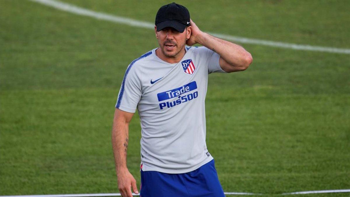 Simeone dirige una sesión de sus jugadores