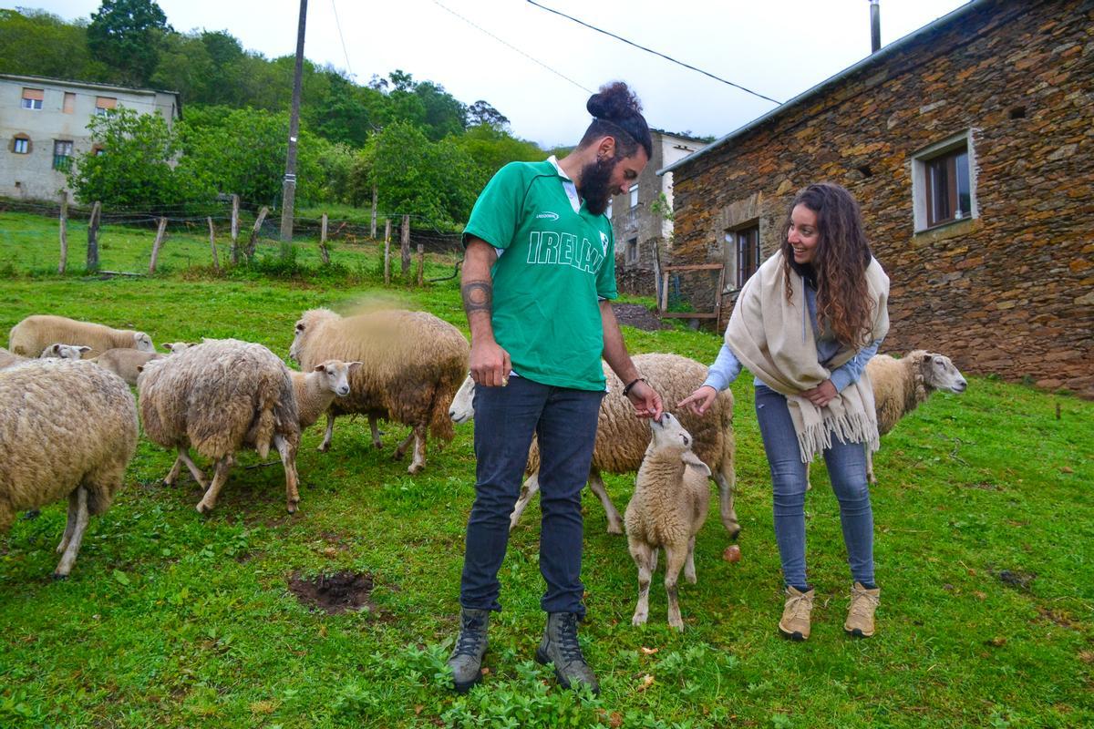José Ángel Pérez y Claudia Martínez, con algunas de sus ovejas.
