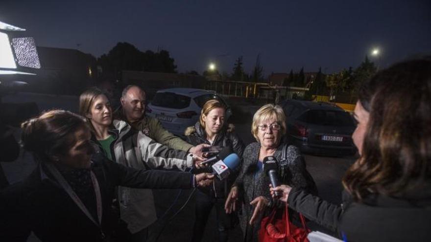 La vecina de Benejúzar atendiendo a los periodistas en la entrada a Fontcalent hace diez días.