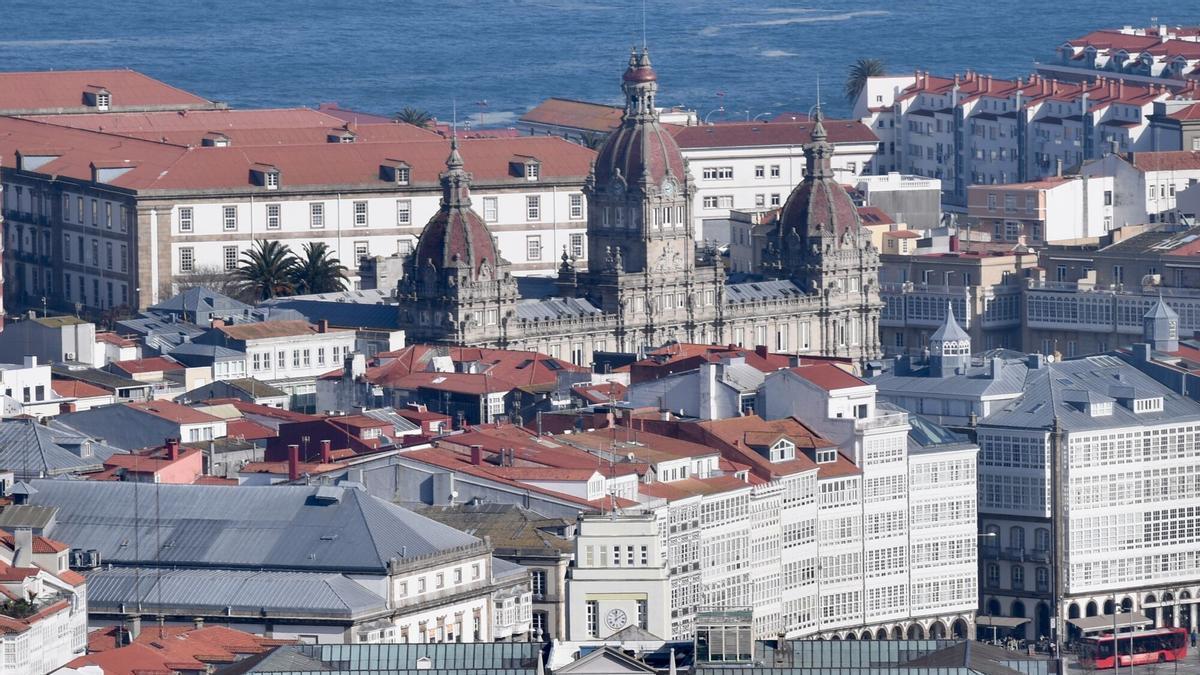 Vista de A Coruña con el edificio de Correos, la Diputación, el Concello y las galerías de la Marina, con el mar al fondo.