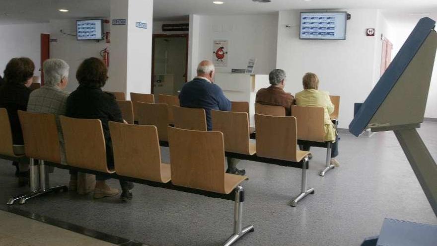 Varios pacientes aguardan en la sala de espera del médico especialista en el Hospital de A Coruña.