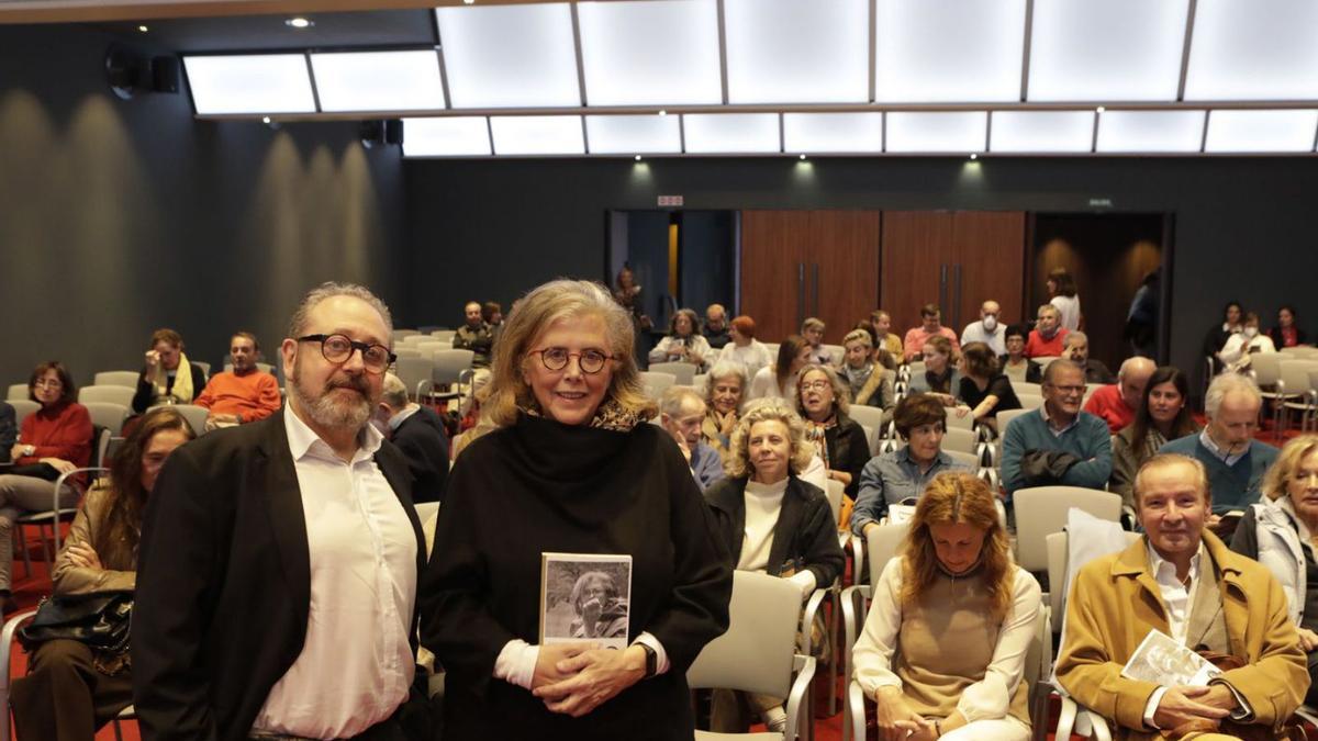 Javier Cuervo y Luisa Navia-Osorio, ayer, en el Club Prensa Asturiana de LA NUEVA ESPAÑA. | Fernando Rodríguez